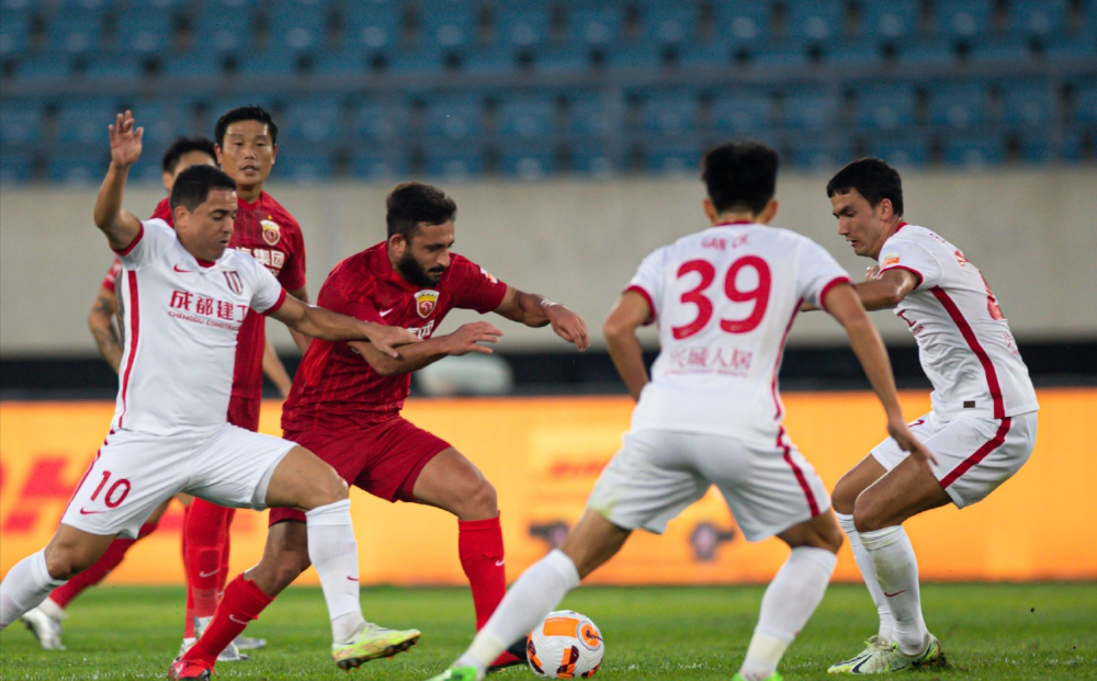 重磅！成都蓉城围绕西甲更衣室发声社区盾赛前热度飙升，莱万多夫斯基在曼联比赛中逆转的简单介绍